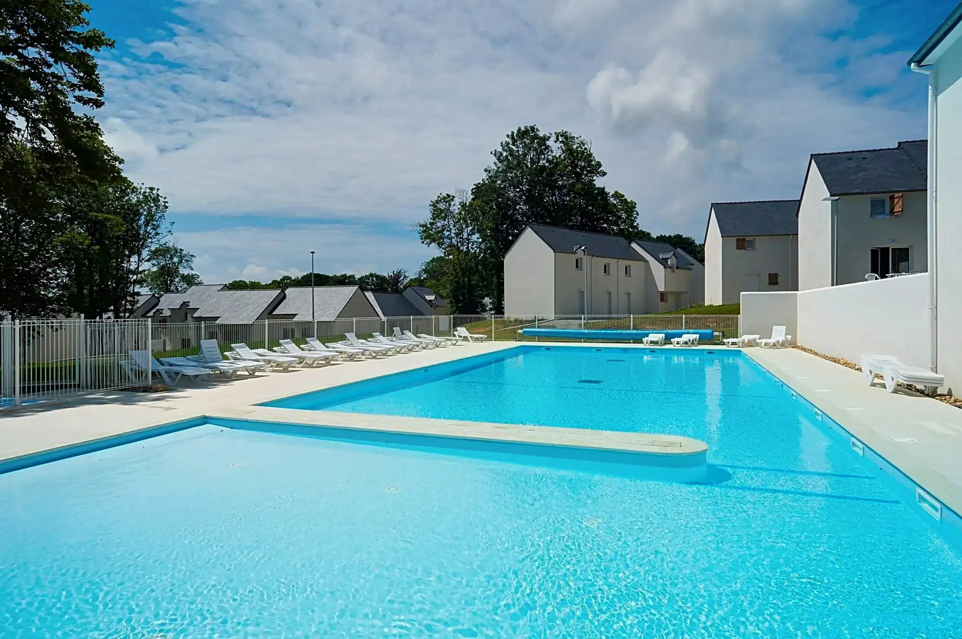 La Piscine extérieure du Domaine de la Baie