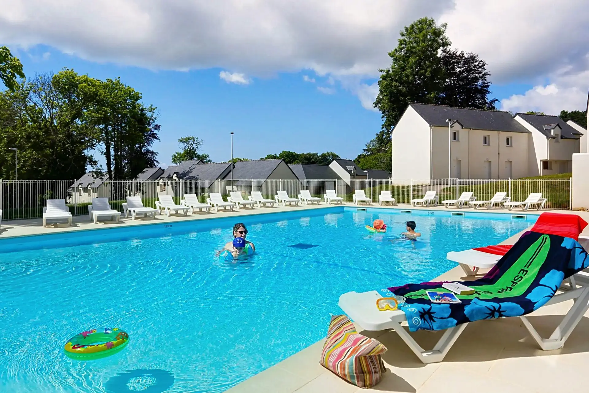 La Piscine extérieure du Domaine de la Baie
